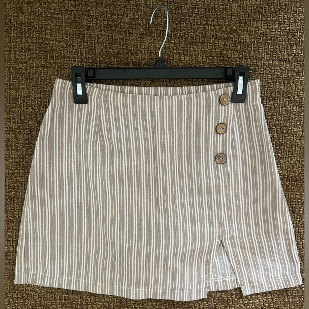 Women’s Tan and White Summer Skort with Zip-Up Side